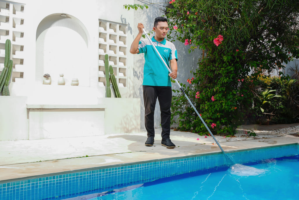 Kolam renang dengan air jernih setelah perawatan rutin