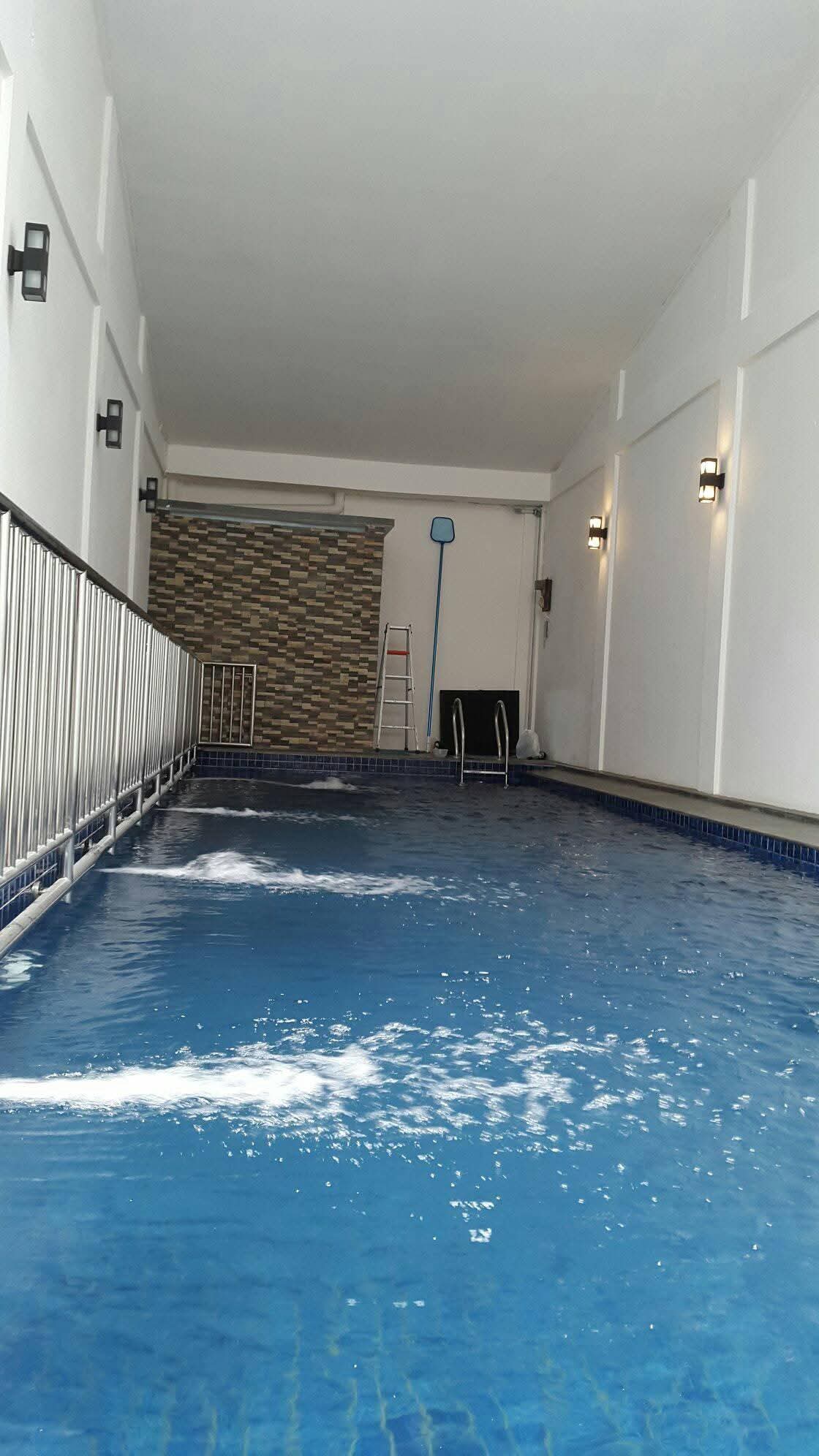 Kolam renang indoor panjang dengan sistem jet stream